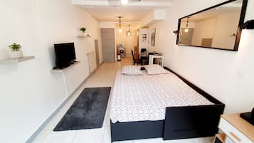 Iron/ironing board, WiFi, bed sheets