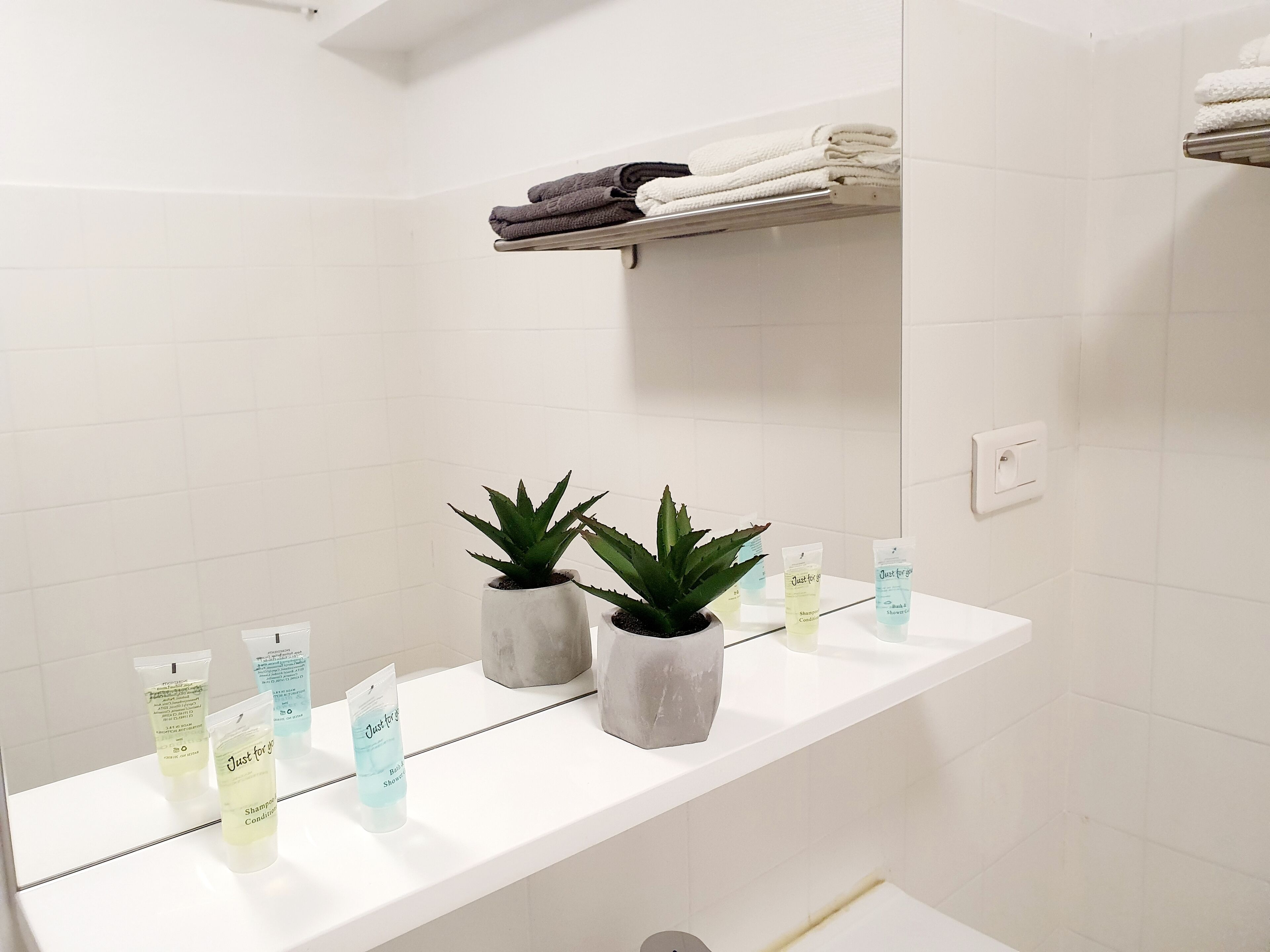 Haartrockner, Handtücher, Seife, Shampoo