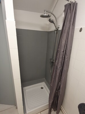 Hair dryer, towels, soap, shampoo - ★ STUDIO HYPER CENTER, CALM & COZY ★ (Lourdes)