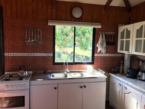 Premium-mökki | Yksityinen keittiö | Jääkaappi, mikroaaltouuni, uuni, keittoastiat/astiat/ruokailuvälineet