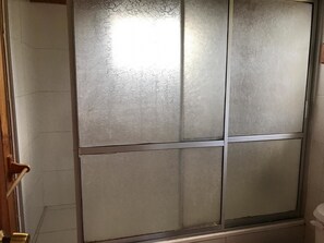 Family Cabin, 2 Bedrooms, Ocean View | Bathroom shower - Cabañas Mana Ora (Hanga Roa)