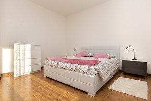 A bedroom with a bed, bedside table, and a wardrobe. - Villa Mary with garden (Arco)