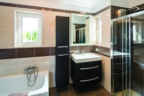 Badewanne, Haartrockner, Handtücher