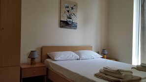 2 makuuhuonetta, silitysrauta/-lauta, ilmainen Wi-Fi, vuodevaatteet