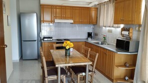 Fridge, microwave, oven, coffee/tea maker