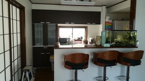 Fridge, microwave, stovetop, dishwasher - Guest house SAKURA JR Sta close, Tokyo Station Narita Airport direct connection (佐倉市)