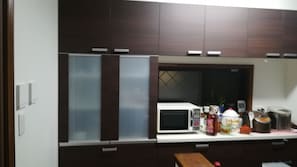 Kühlschrank, Mikrowelle, Herdplatte, Geschirrspüler