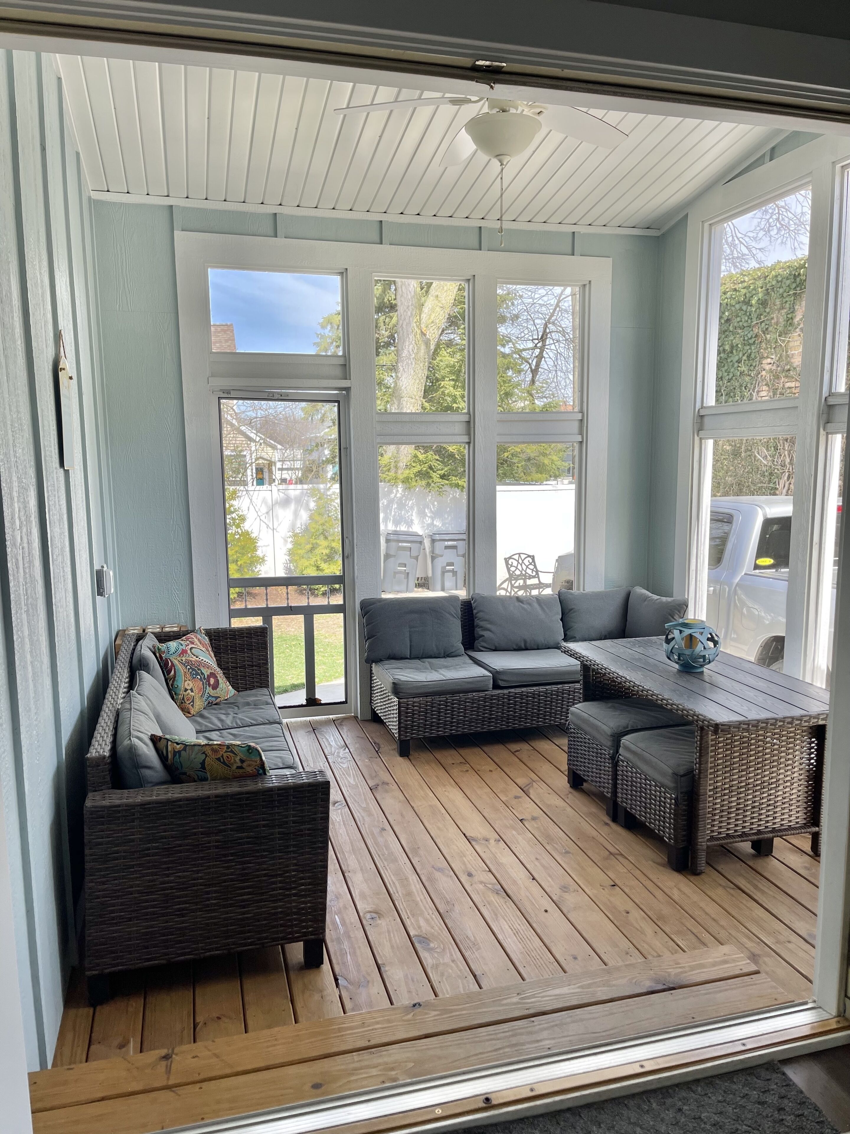 平板电视、壁炉、DVD 播放器、桌上足球