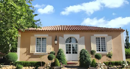 Homerez - Cozy House in Arles with Garden and Private Parking