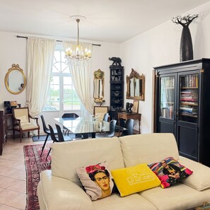 Una televisión, una chimenea, un reproductor estéreo