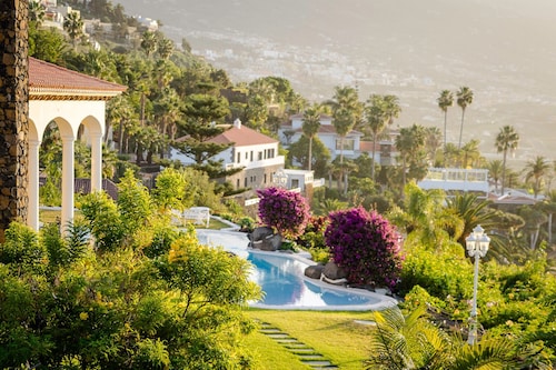  Relaxing villa. Heated pool. Luxurious views. Massage.