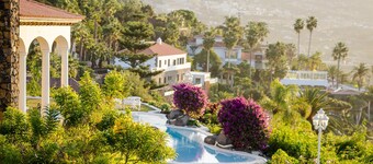  Relaxing villa. Heated pool. Luxurious views. Massage.