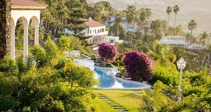 Relaxing villa. Heated pool. Luxurious views. Massage.