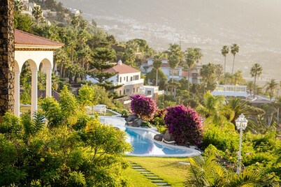  Relaxing villa. Heated pool. Luxurious views. Massage.