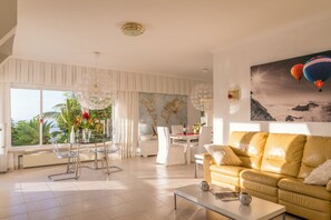 Smart-TV, Netflix, Tischtennisplatte, Bücher