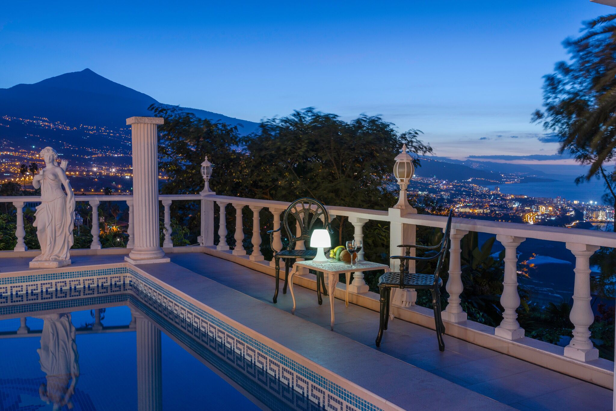 Una piscina al aire libre, una piscina climatizada