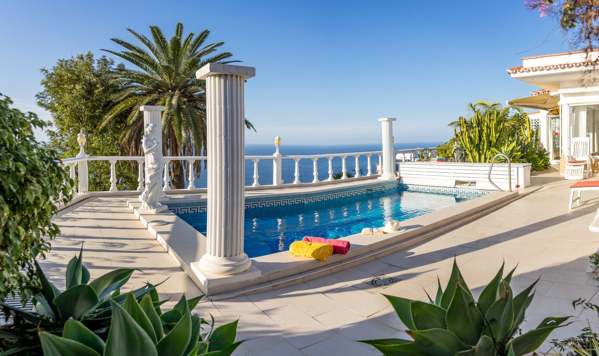 Een buitenzwembad, een verwarmd zwembad