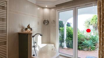 Combined shower/tub, hair dryer, bidet, towels