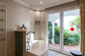 Combined shower/bathtub, hair dryer, bidet, towels -  Relaxing villa. Heated pool. Luxurious views. Massage. (Santa Úrsula)