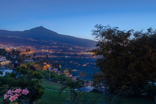  Relaxing villa. Heated pool. Luxurious views. Massage.