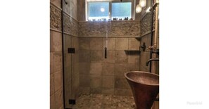 Douche, séchoir à cheveux, serviettes fournies, savon