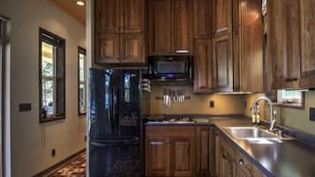 Jääkaappi, mikroaaltouuni, uuni, liesi