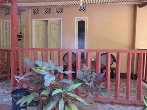 Terrace/patio - Pondok Gili Lampu close to the beach (Labuhan pandan Lombok Timur)