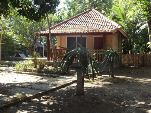 Pondok Gili Lampu close to the beach