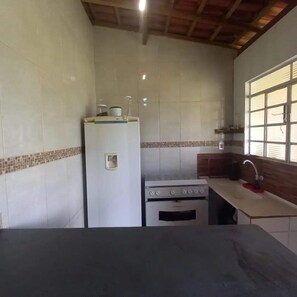 Fridge, oven, stovetop, cookware/dishes/utensils - Farm in Toledo MG (Toledo)