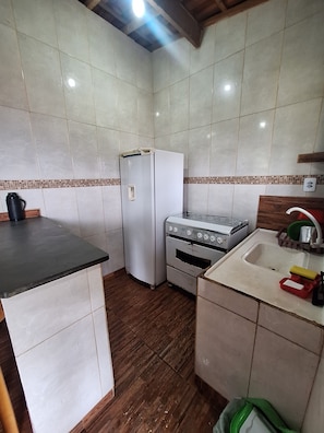 Fridge, oven, stovetop, cookware/dishes/utensils