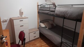 4 chambres, fer et planche à repasser, accès au Wi-Fi (inclus)