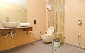 Een badkamer met een wastafel, toilet en douche.