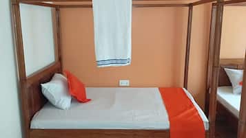 2 habitaciones, escritorio, tabla de planchar con plancha y cunas