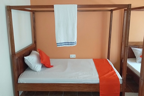 Deluxe kamer | 2 slaapkamers, een bureau, een strijkplank/strijkijzer, babybedden