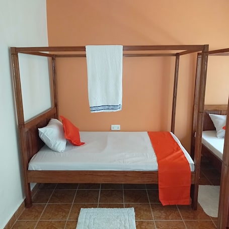 2 habitaciones, escritorio, tabla de planchar con plancha y cunas