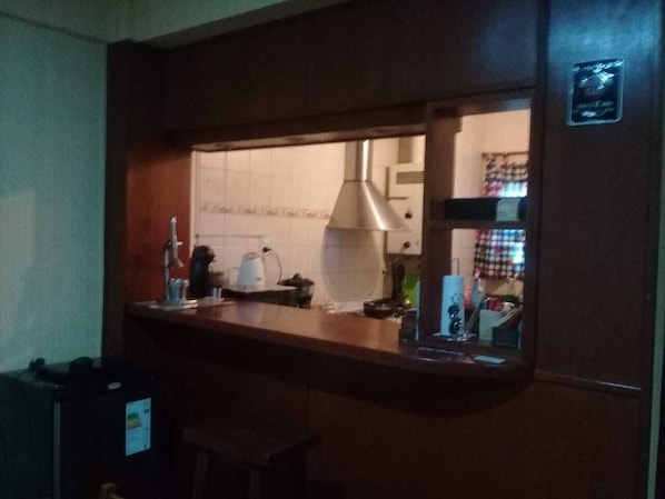 Kjøleskap, mikrobølgeovn, ovn og kaffetrakter/tekoker