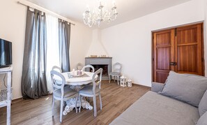 تلفزيون ذكي، مدفأة، كُتُب