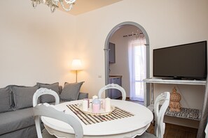 Smart TV, fireplace, books - Alice's House in St. Angel the Fairyland (Viterbo)