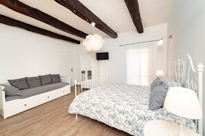 2 عدّة غرف نوم ومكتب وواي فاي مجانًا وملاءات أسرّة