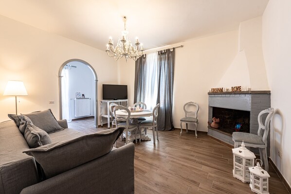 تلفزيون ذكي، مدفأة، كُتُب