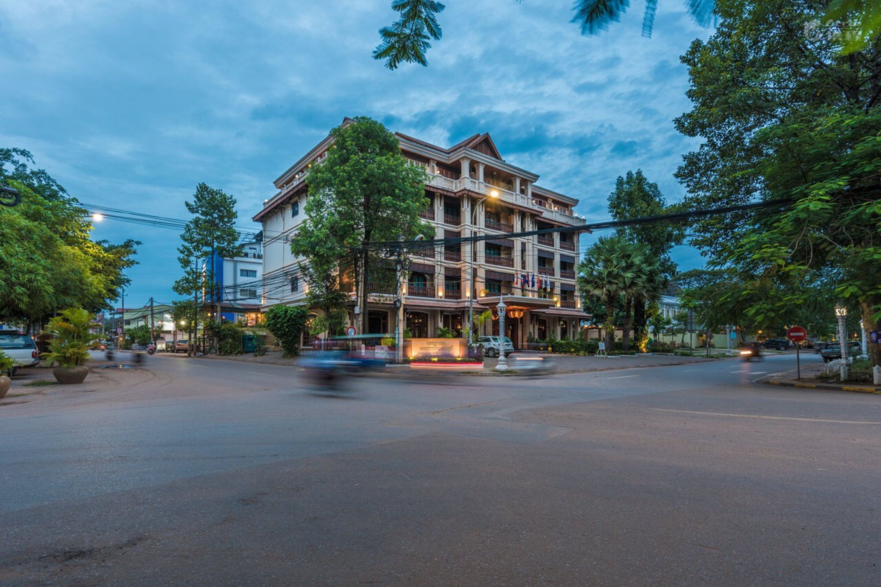 Bagian depan properti - sore/malam