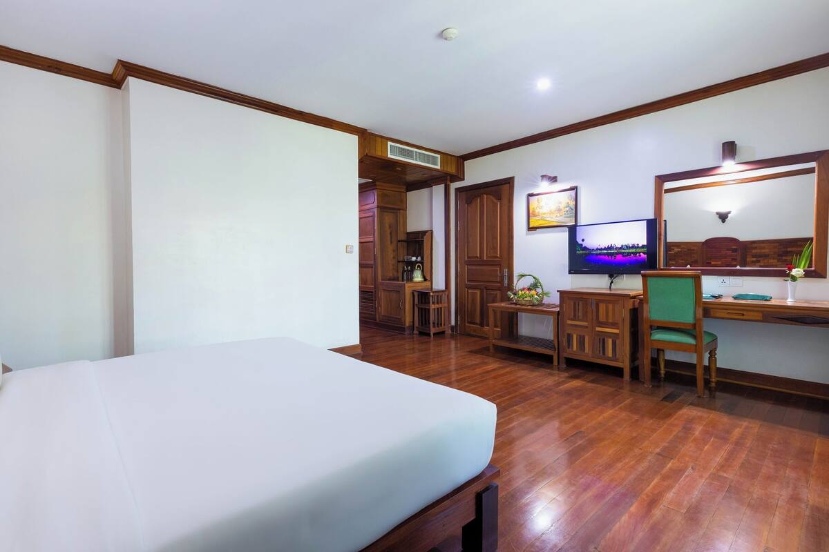 Premium bedding, pillowtop beds, minibar, in-room safe