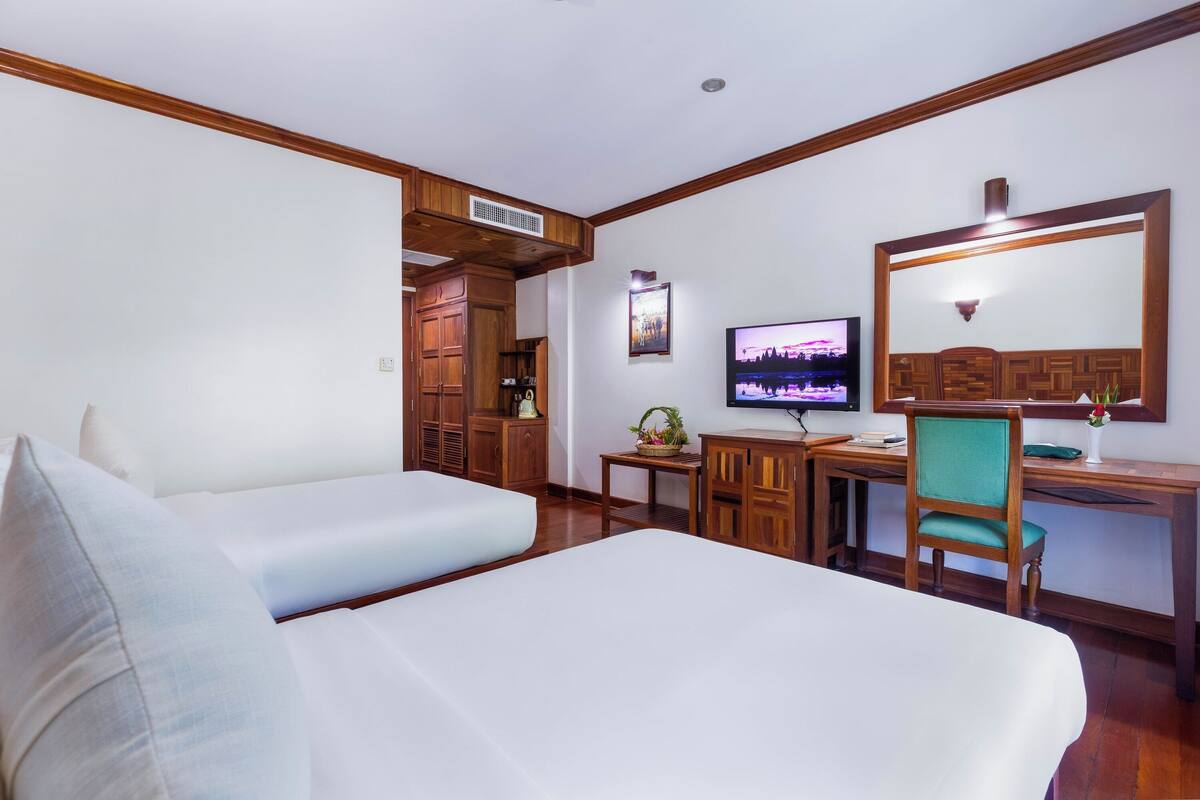 Premium bedding, pillowtop beds, minibar, in-room safe
