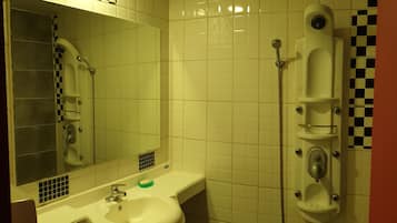 Habitación Deluxe | Baño | Regadera, amenidades de baño gratuitas, secadora de cabello, toallas