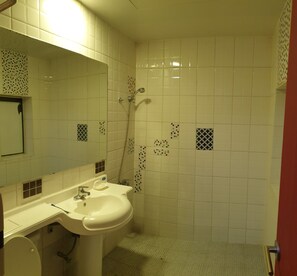 Chambre avec lits jumeaux | Salle de bain | Douche, articles de toilette gratuits, sèche-cheveux