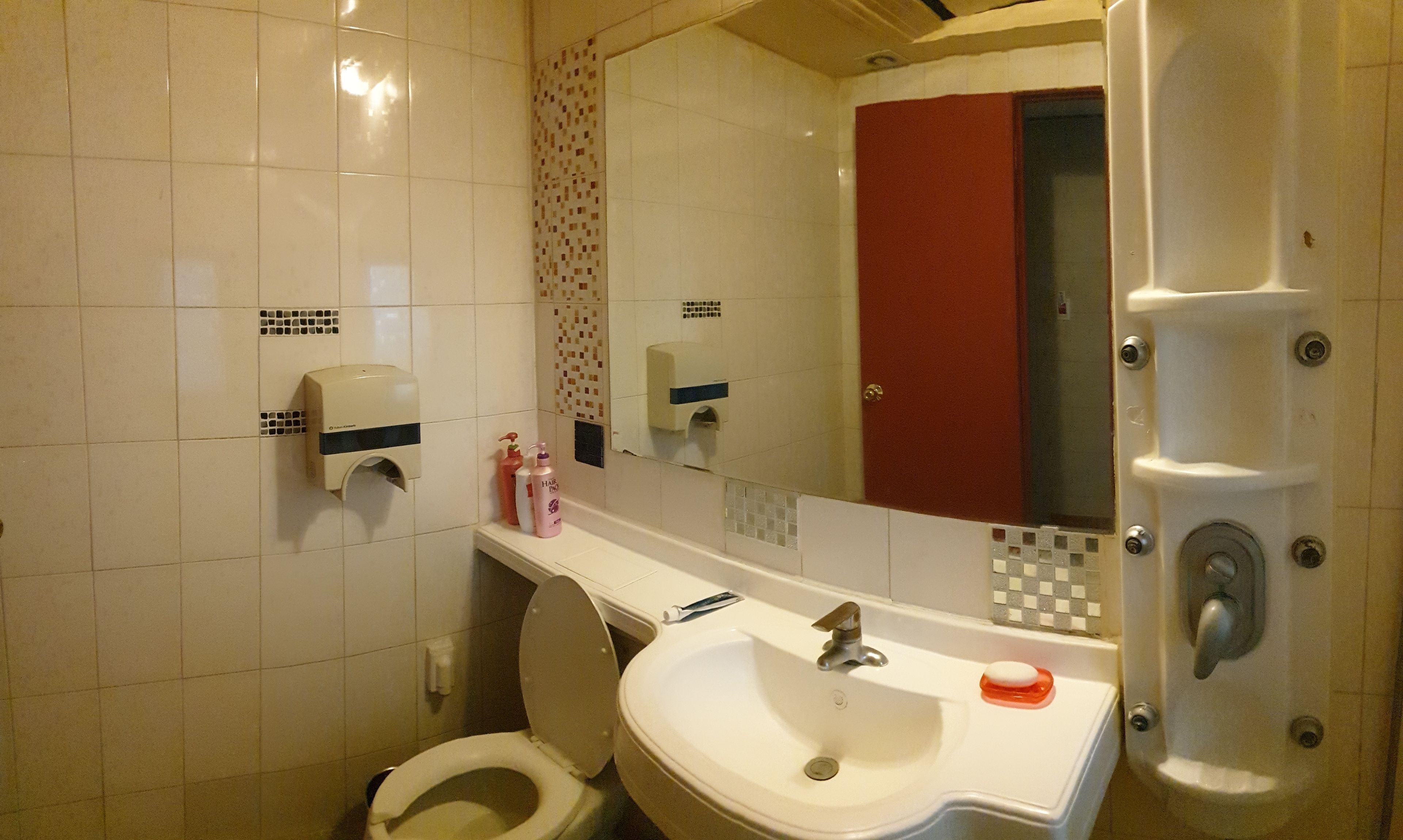 Ducha, artículos de tocador gratuitos, secador de pelo, toallas