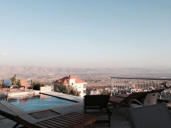 En säsongsöppen utomhuspool