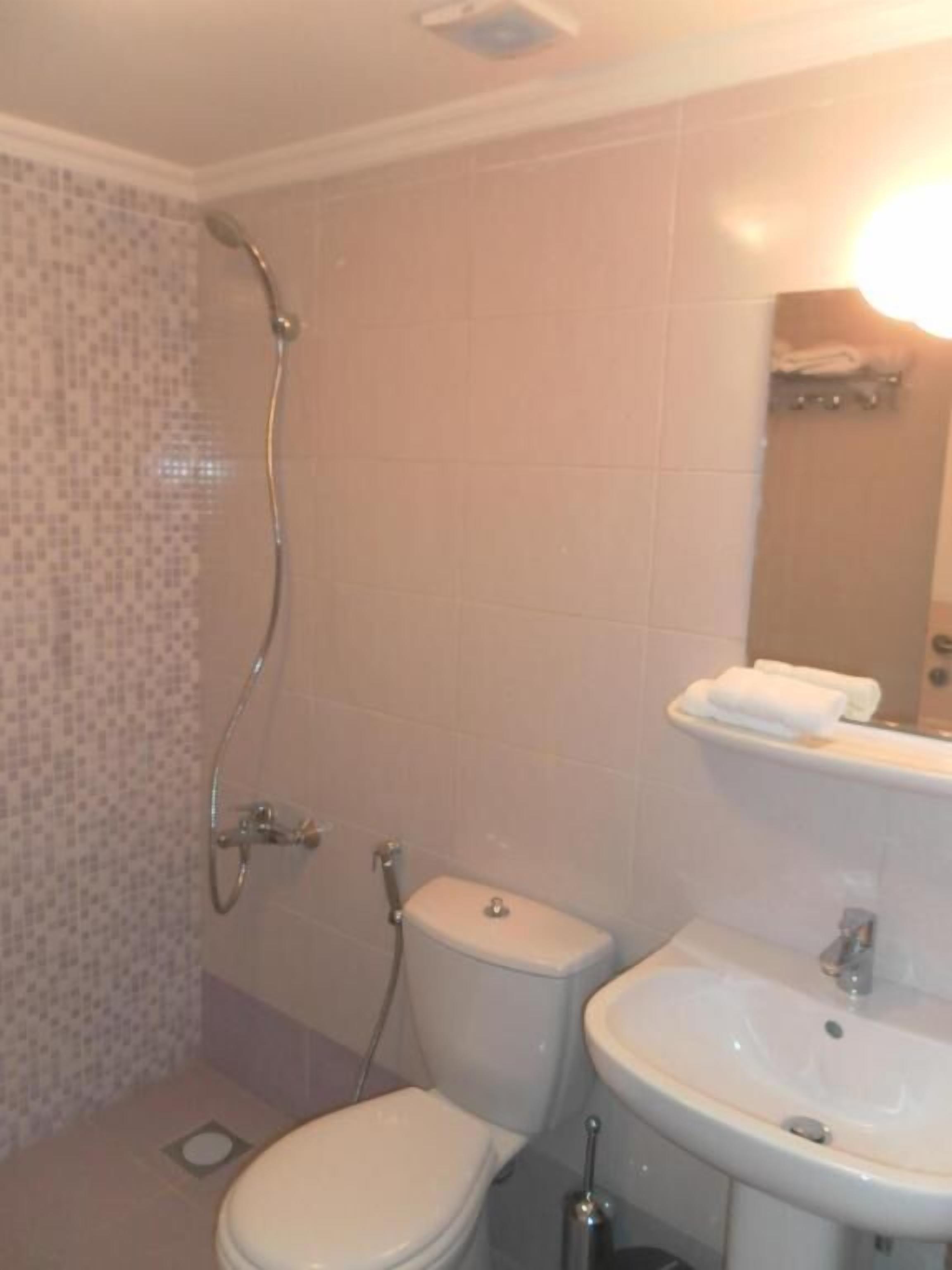 Douche, articles de toilette gratuits, sèche-cheveux