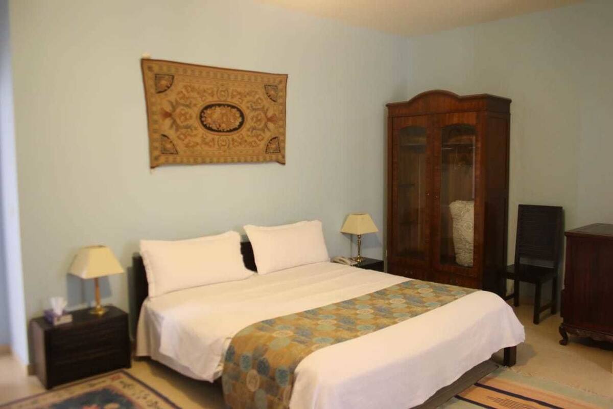 Junior Suite | Desk, laptop workspace, blackout drapes, WiFi (free)