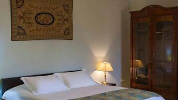 Skrivbord, arbetsyta för laptop, mörkläggningsgardiner och gratis wi-fi